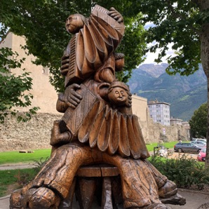 工芸品である木彫りの像
